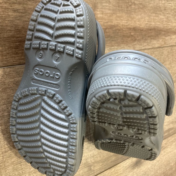CROCS womens 6/mens 4 Classic Gray crocs sandals - Picture 3 of 4